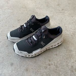 On Cloud Running Shoes Womens Size 9